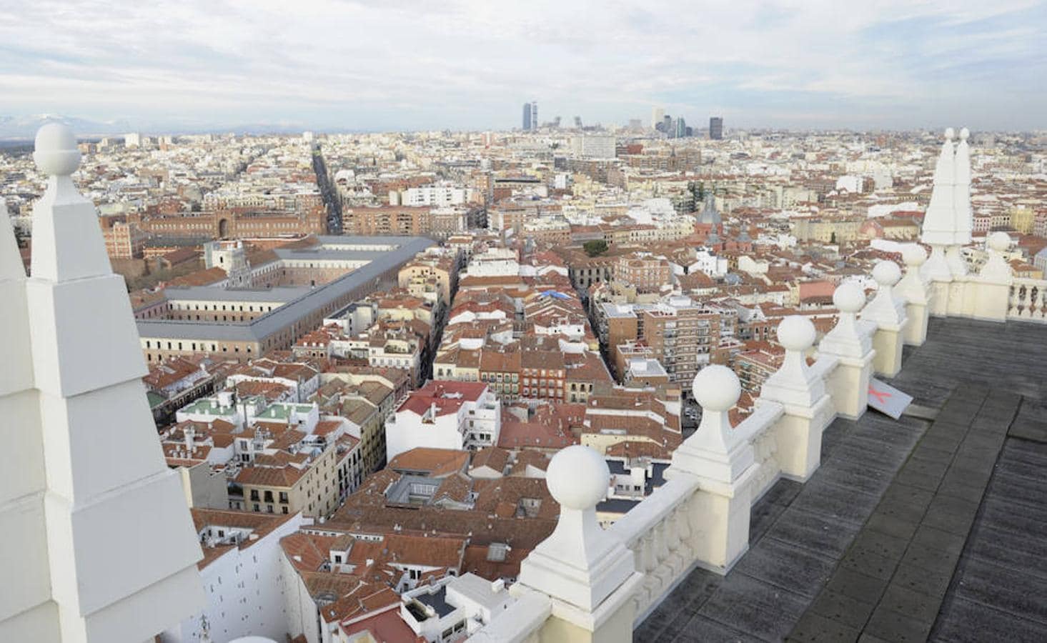 28.. El Edificio España conforma, junto con el rascacielos vecino Torre Madrid, uno de los conjuntos arquitectónicos más importantes de la capital