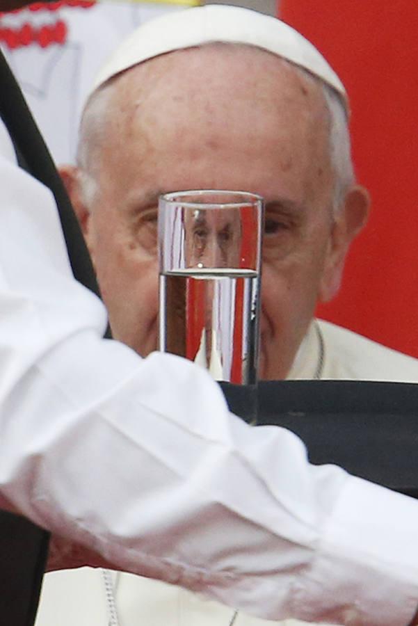 Vista del Papa Francisco a través de un vaso hoy, martes 16 de enero de 2018, durante encuentro con autoridades, la sociedad civil y el cuerpo diplomático, en el Palacio de La Moneda, en Santiago (Chile). 