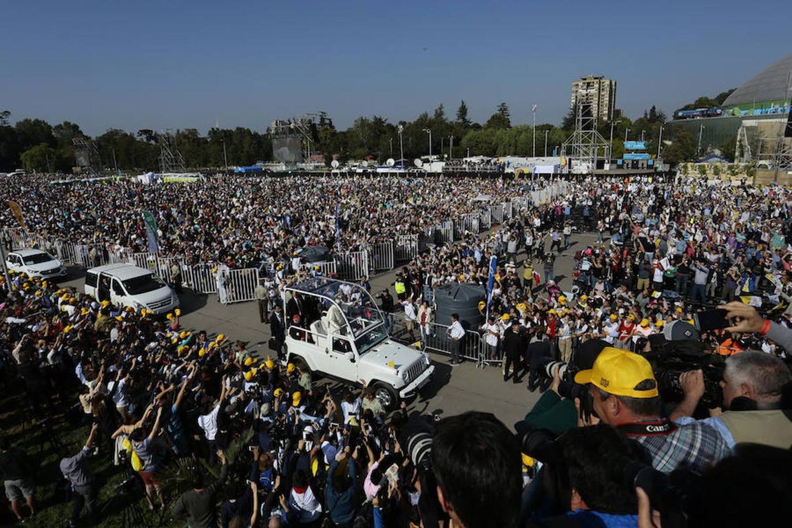 El Papa Francisco saluda a los fieles hoy, martes 16 de enero de 2018, en el Parque O`Higgins, en Santiago (Chile).. 