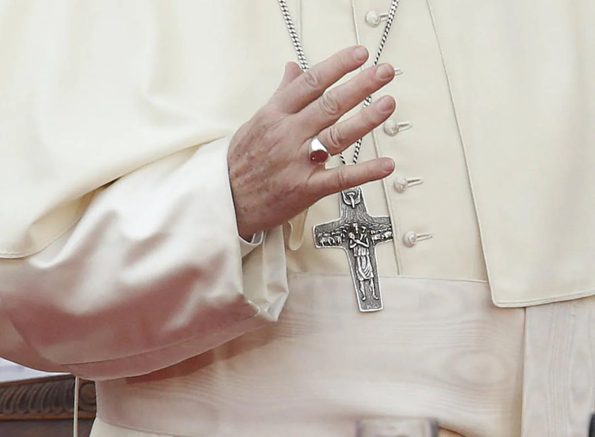 Vista de la mano del Papa Francisco y su crucifijo hoy, martes 16 de enero de 2018, a su llegada para una misa multitudinaria el Parque O`Higgins, en Santiago (Chile). 