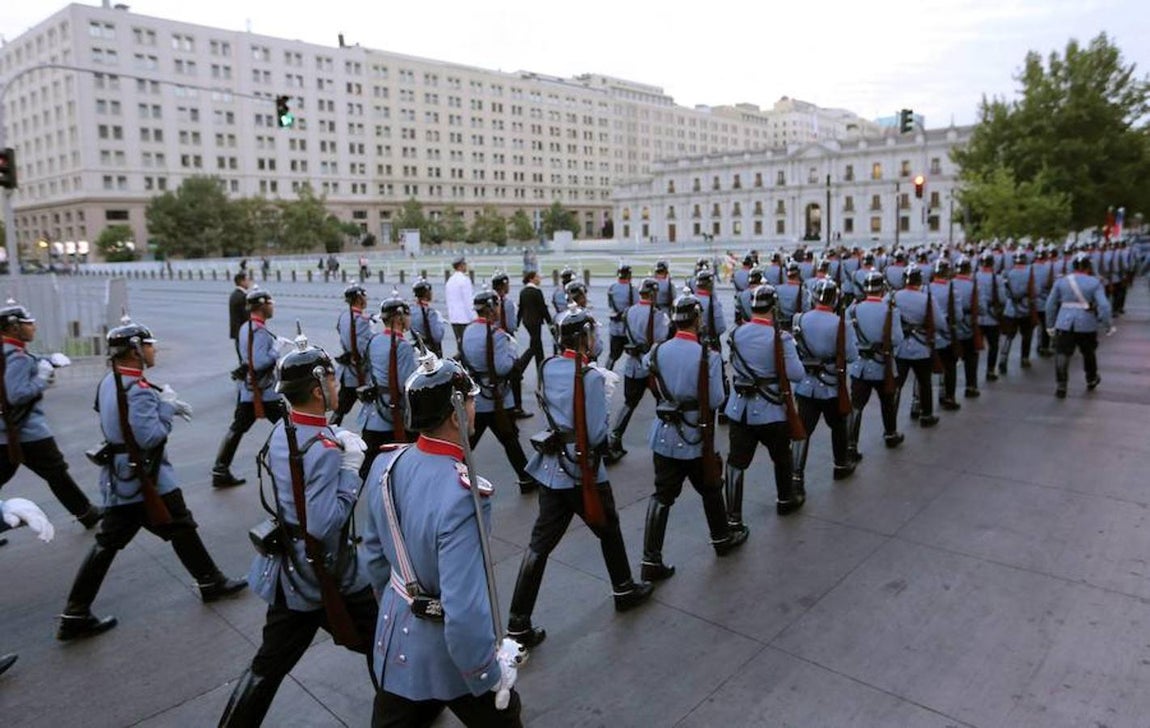 Cambio de guardia antes de la llegada del Papa Francisco a la Casa de la Moneda hoy, martes 16 de enero de 2018, en Santiago (Chile).. 