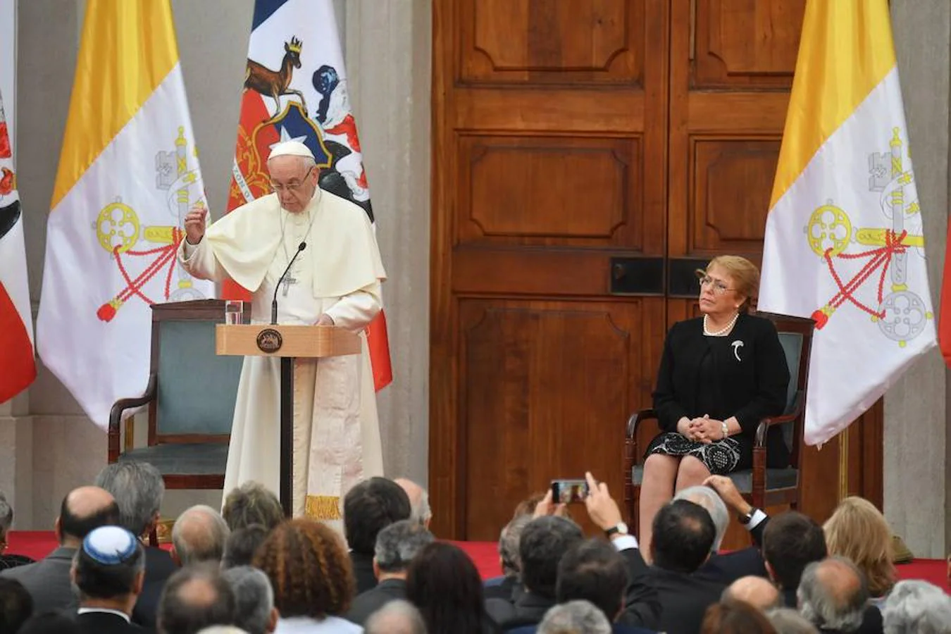El Papa Francisco (i), acompañado de la mandataria chilena, Michelle Bachelet (d), participan hoy martes 16 de enero de 2018 de un encuentro con autoridades, la sociedad civil y el cuerpo diplomático, en el Palacio de La Moneda, en Santiago de Chile.. 