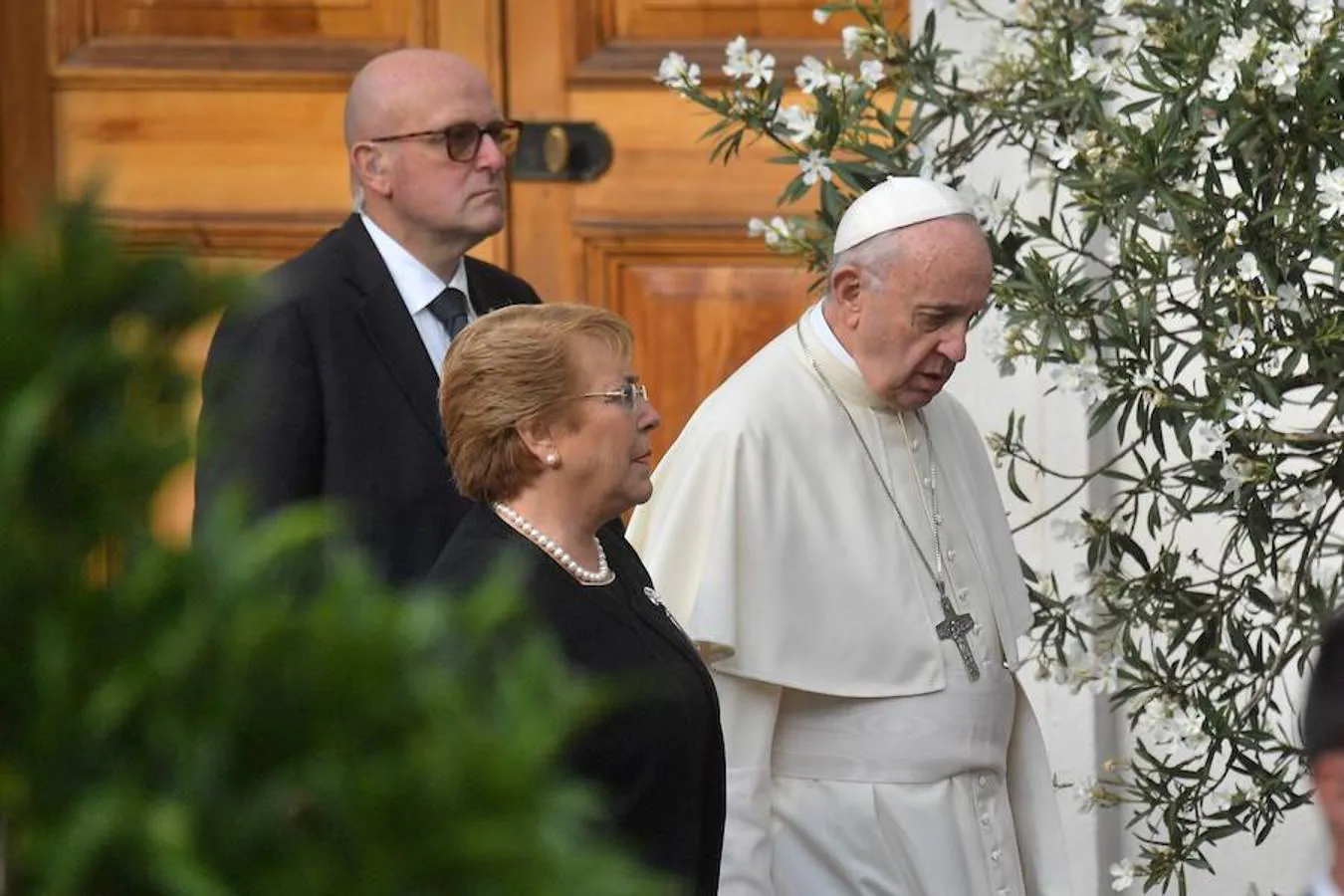 El Papa Francisco, acompañado de la mandataria chilena, Michelle Bachelet, participan hoy martes 16 de enero de 2018 de un encuentro con autoridades, la sociedad civil y el cuerpo diplomático, en el Palacio de La Moneda, en Santiago de Chile.. 