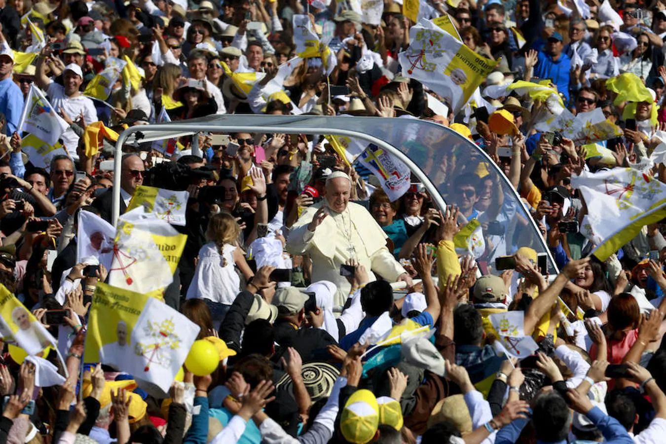 El Papa Francisco saluda hoy, martes 16 de enero de 2018, en el Parque O'Higgins, en Santiago (Chile).. 