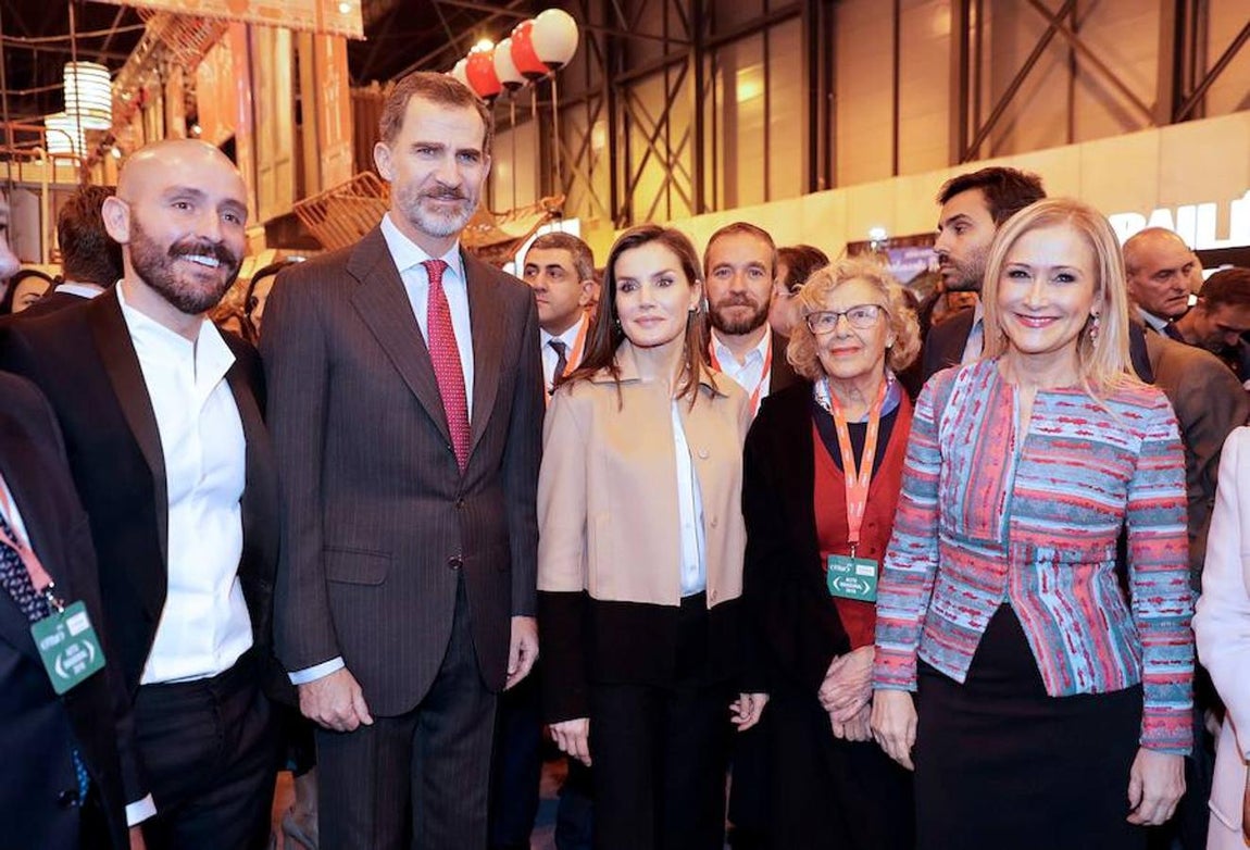 Los Reyes Felipe VI y Letizia, la presidenta de la Comunidad de Madrid Cristina Cifuentes (d), y la alcaldesa de Madrid Manuela Carmena (2d), durante el recorrido que han realizado hoy por la trigésimo octava Feria Internacional de Turismo. 