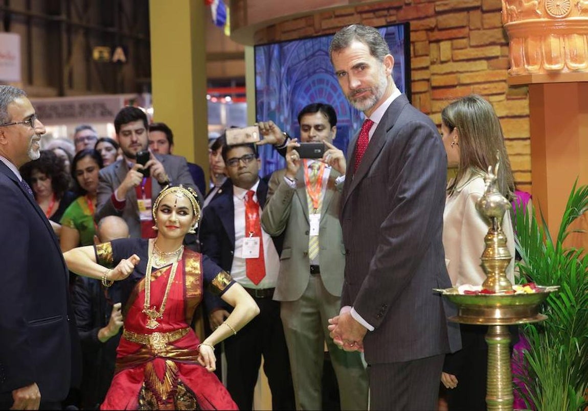 Los Reyes Felipe VI y Letizia, durante el recorrido que han realizado hoy por la trigésimo octava Feria Internacional de Turismo (Fitur), que acoge este año a unas 10.000 entidades públicas y privadas de 165 países. 
