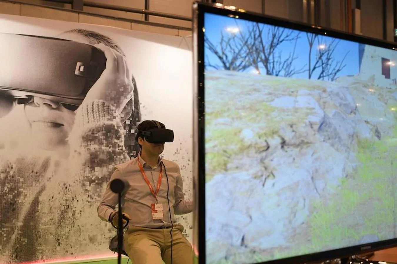 Un visitante prueba un equipo de realidad virtual en la Feria FITUR. 