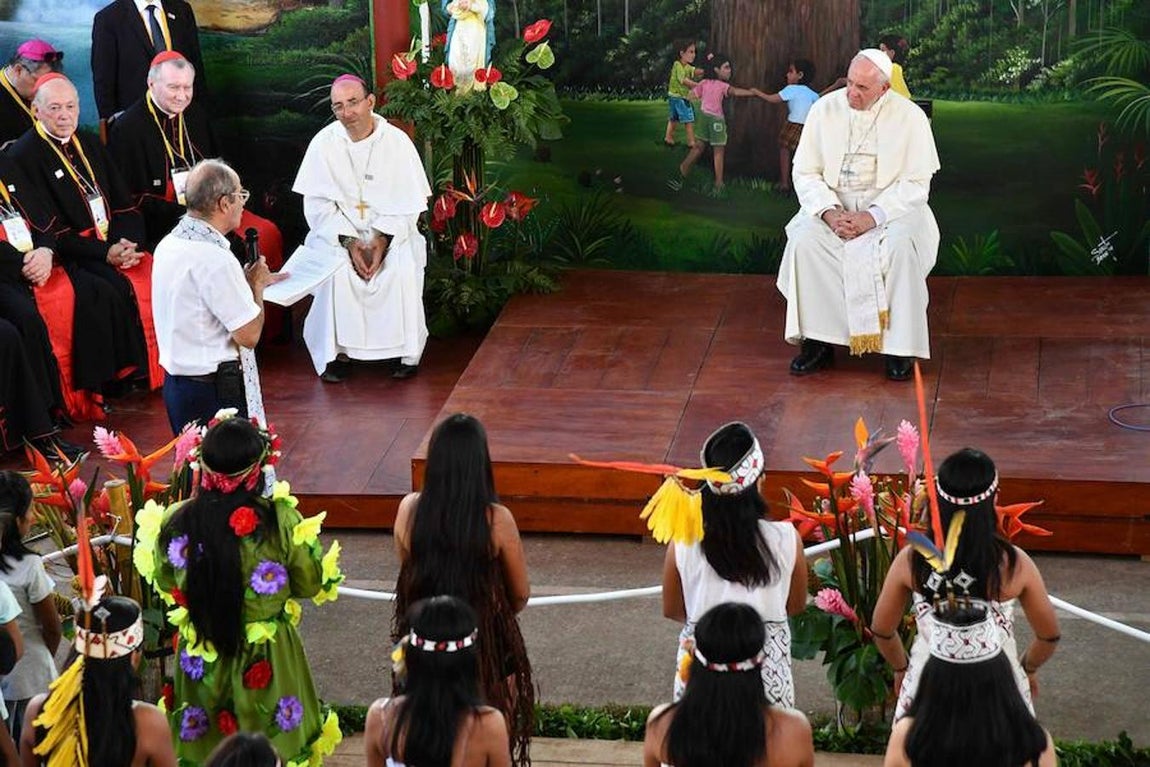 En un coliseo deportivo lleno de colores vivos, los indígenas recibieron a Francisco con hermosas danzas y canciones tradicionales. 