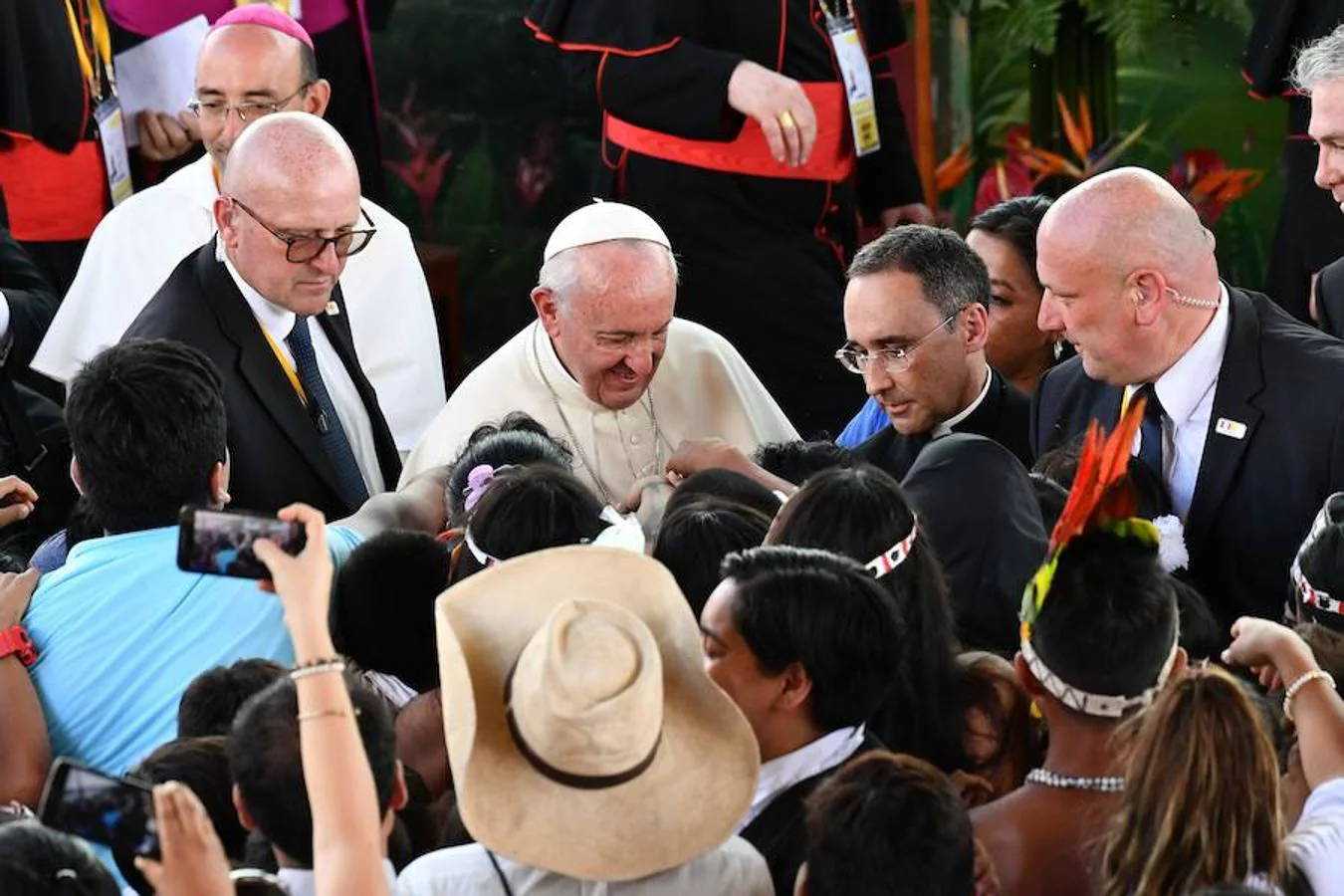 Francisco saluda a un grupo de indígenas en Puerto Maldonado, Perú. 