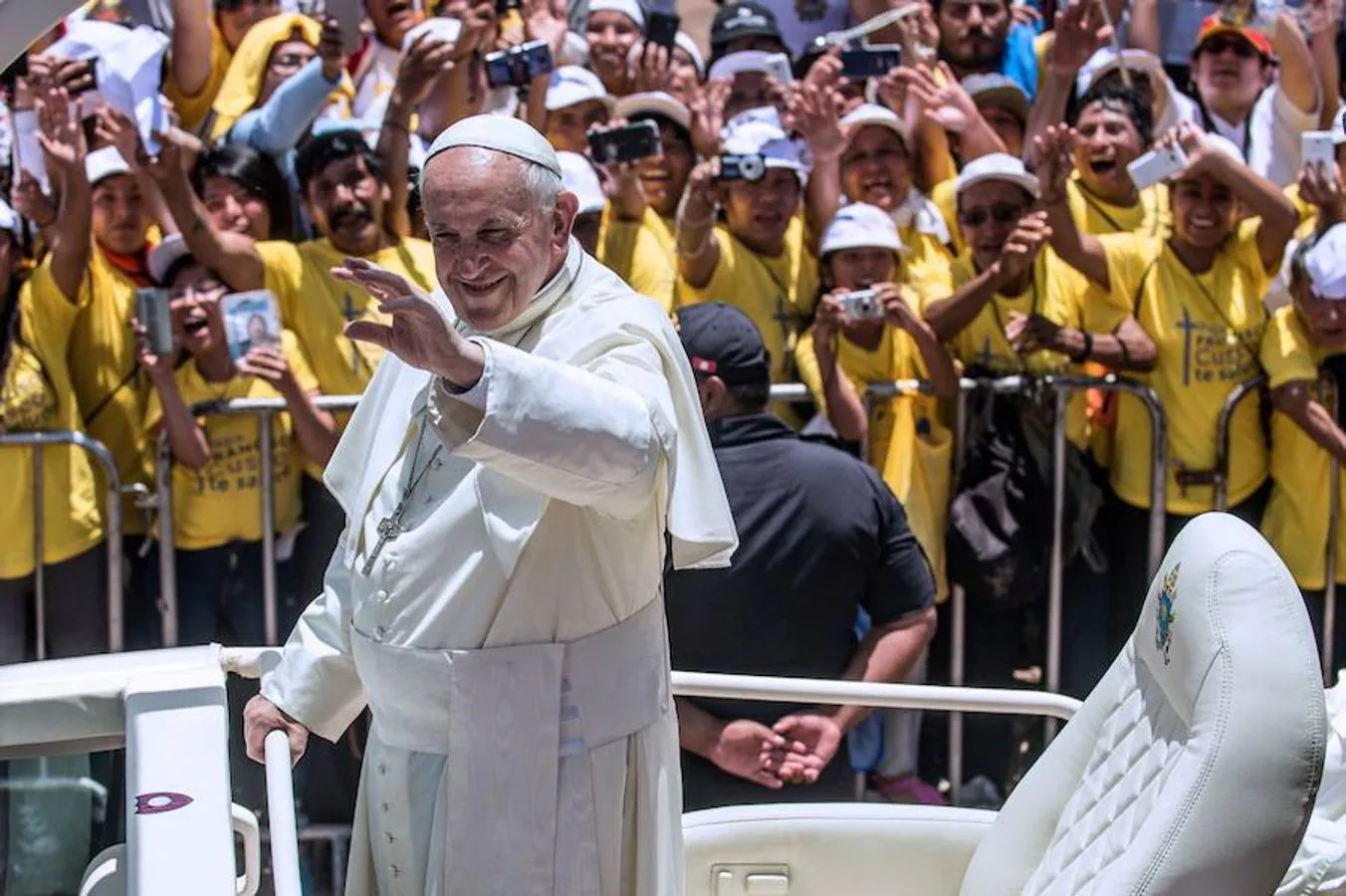 El Papa saluda desde su «papamóvil». 