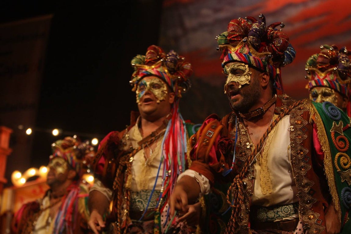 FOTOS: Comparsa El perro andalú de Martínez Ares en el COAC 2018