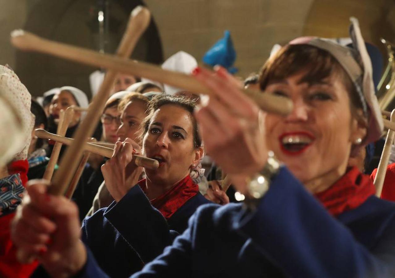 Los tambores y los barriles acompañaron ayer la izada de la bandera para el Día de San Sebastián. 