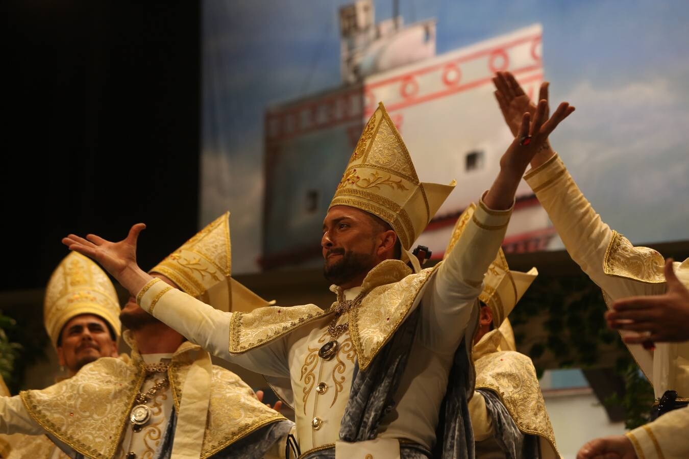 FOTOS: Actuación de OBDC; El joven obispo