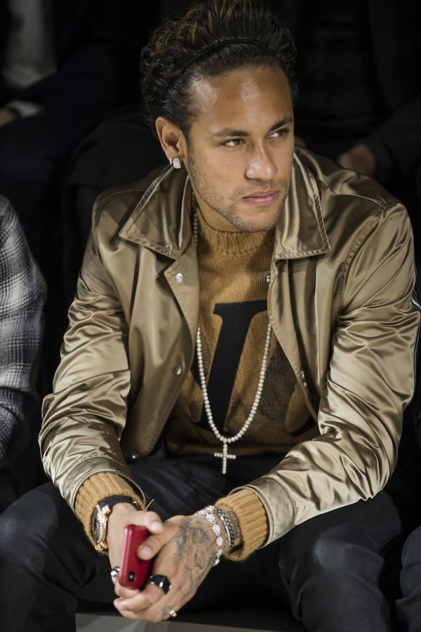 Neymar Jr.. El jugador del Paris Saint-Germain ha tenido que hacer frente a una condena de 45 millones de euros en Brasil por evasión fiscal. En nuestro país, la Fiscalía le pide dos años de prisión y una multa de diez millones por los contratos que formalizó con el FC Barcelona para su fichaje