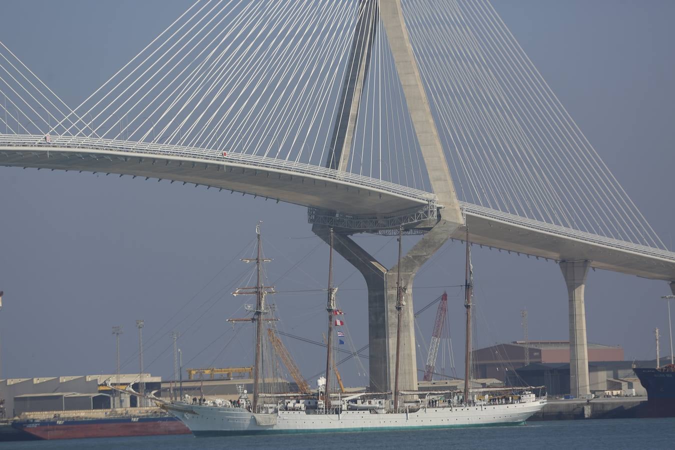 El buque Juan Sebastián de Elcano sale de Navantia