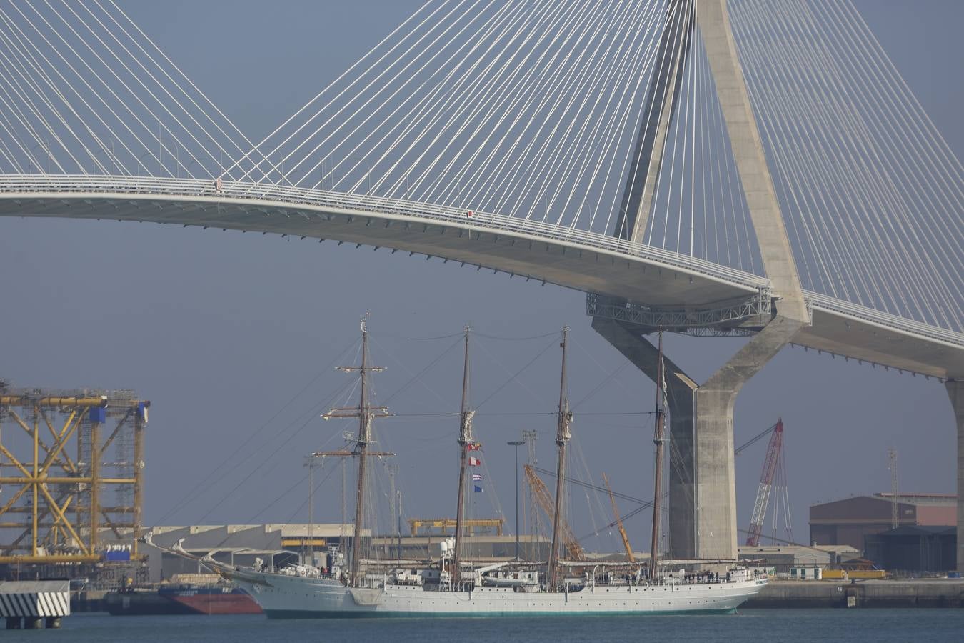 El buque Juan Sebastián de Elcano sale de Navantia