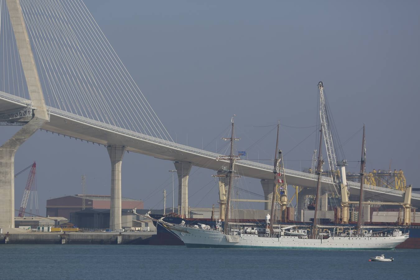 El buque Juan Sebastián de Elcano sale de Navantia