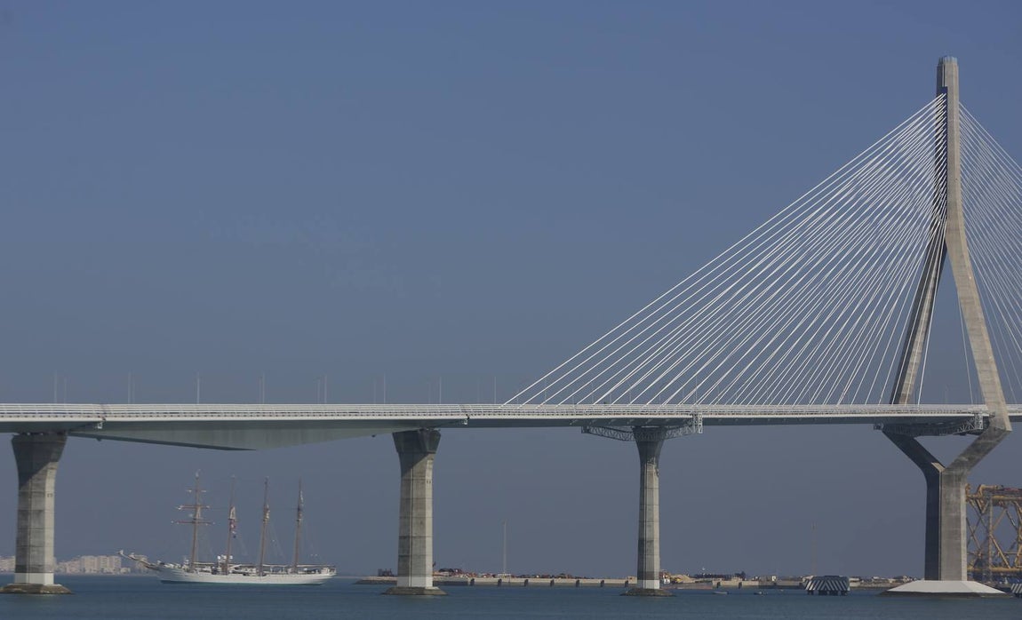 El buque Juan Sebastián de Elcano sale de Navantia