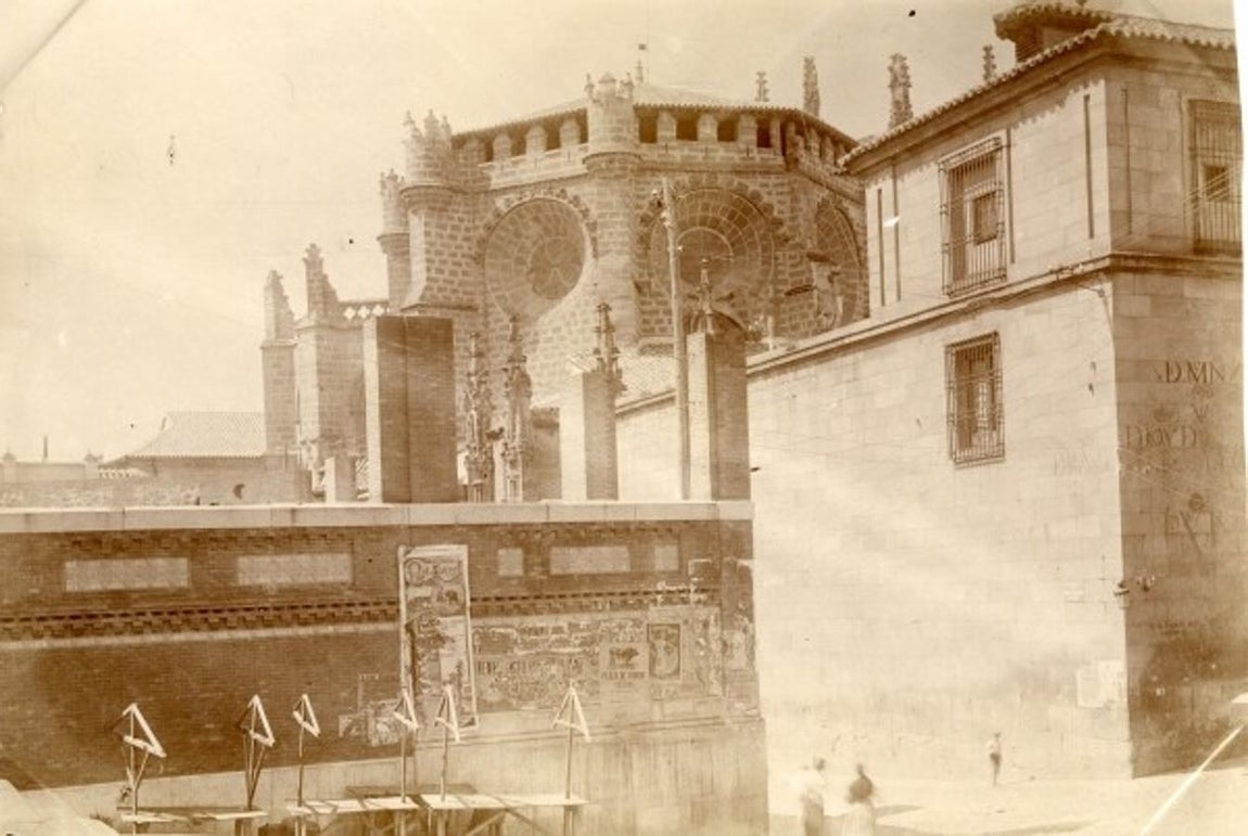 Aspecto del Mercado, aún sin concluir, en 1905. ARCHIVO MUNICIPAL DE TOLEDO. COLECCIÓN DE LUIS ALBA. 