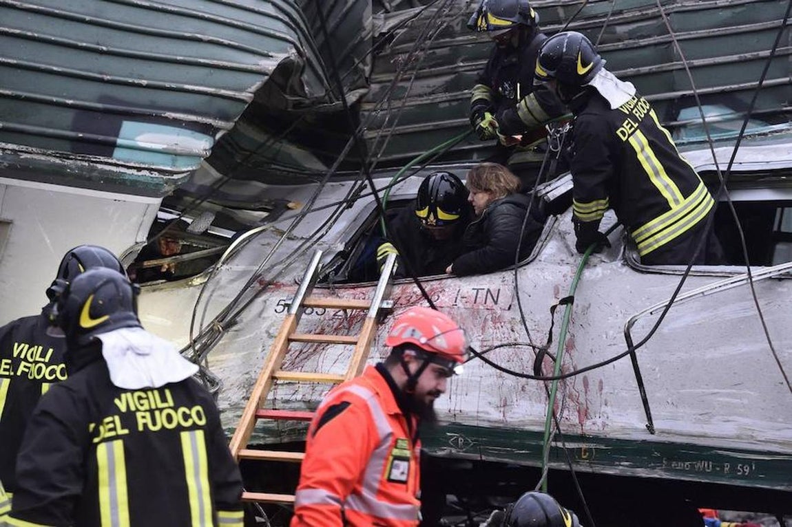 En imágenes, el accidente de un tren en Italia deja tres muertos y más de cien heridos