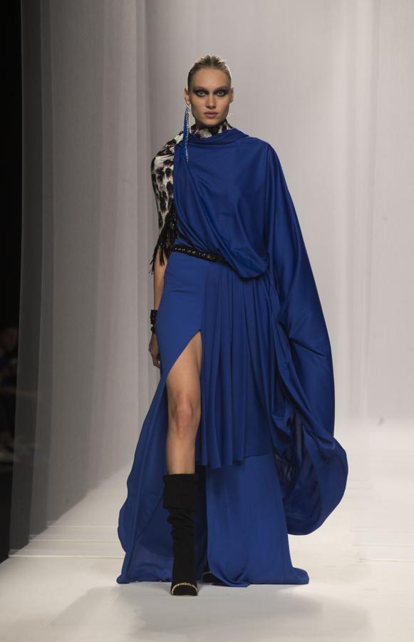 Algo curioso es que, sin abandonar los pantalones cargo, algo que viene de lejos, aunque en esta ocasión sean más ajustados, con la superposición de minifalditas de flecos y armazón cambian completamente la forma de percibirlos. 