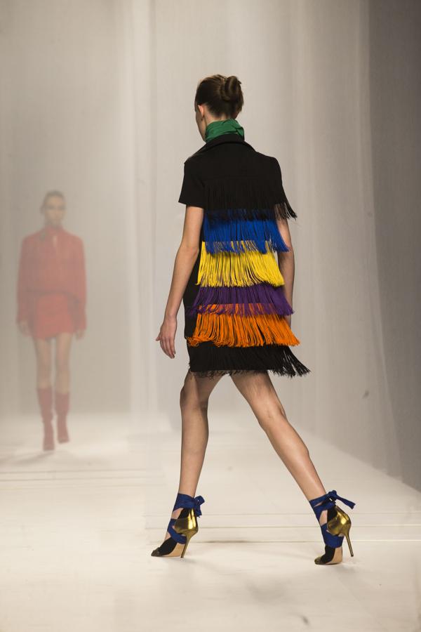 Algo curioso es que, sin abandonar los pantalones cargo, algo que viene de lejos, aunque en esta ocasión sean más ajustados, con la superposición de minifalditas de flecos y armazón cambian completamente la forma de percibirlos. 