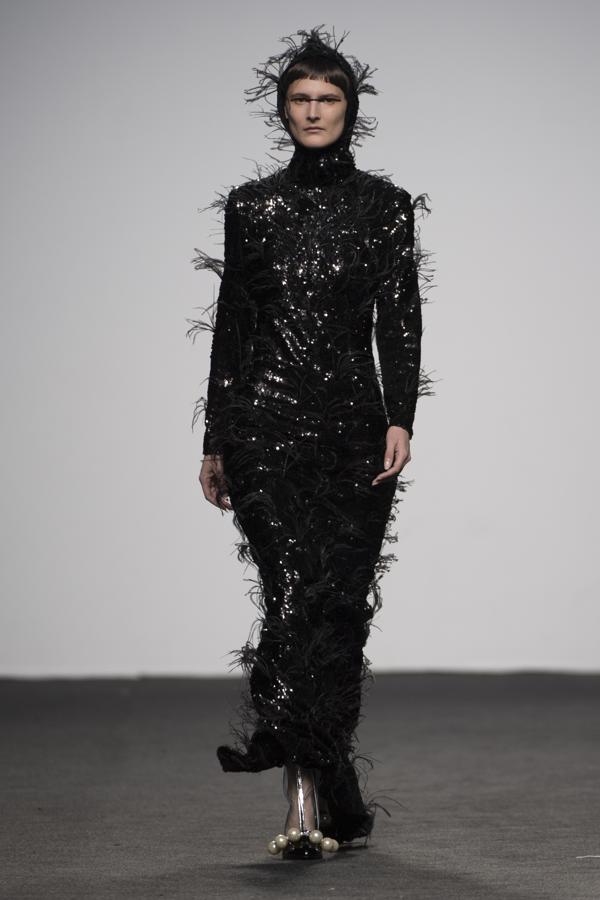 Comienza su presentación con mucho colorido, algo muy propio de ella, y con un estampado lunar en todas sus circunstancias: media luna, lluna llena, eclipse… mezclado con flores y estampado damero en rojo y blanco. Todo color.. 