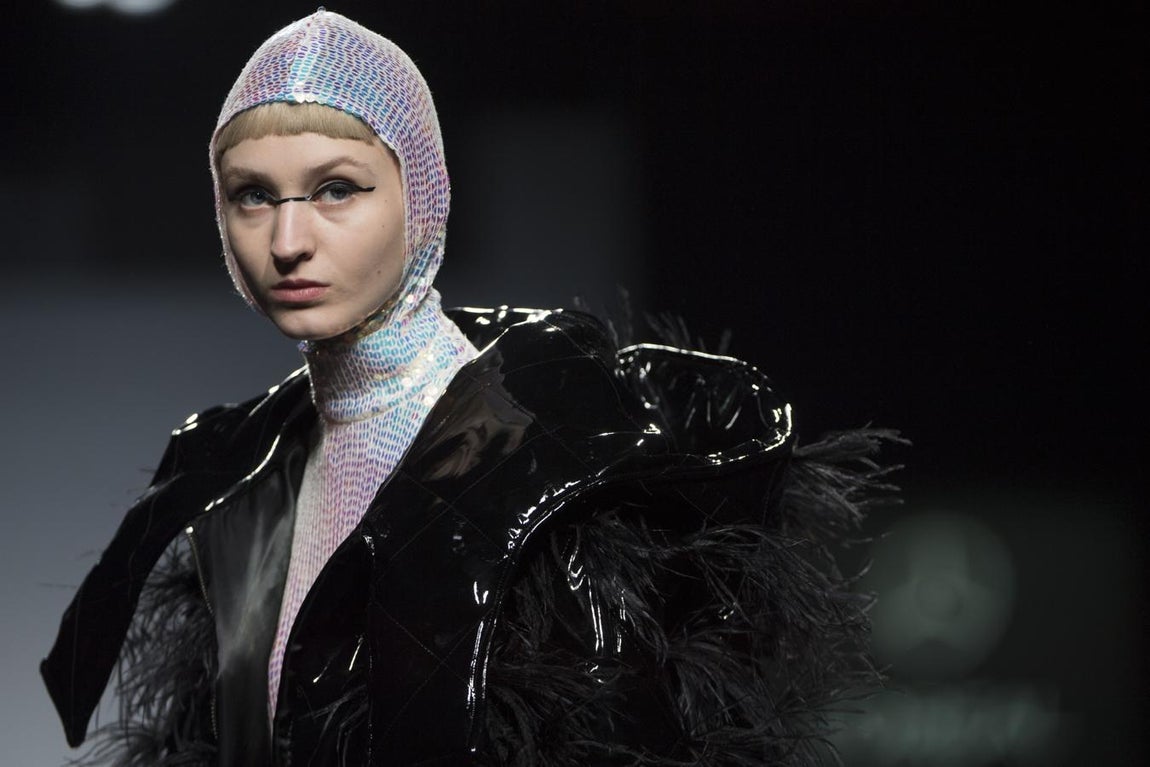 Comienza su presentación con mucho colorido, algo muy propio de ella, y con un estampado lunar en todas sus circunstancias: media luna, lluna llena, eclipse… mezclado con flores y estampado damero en rojo y blanco. Todo color.. 