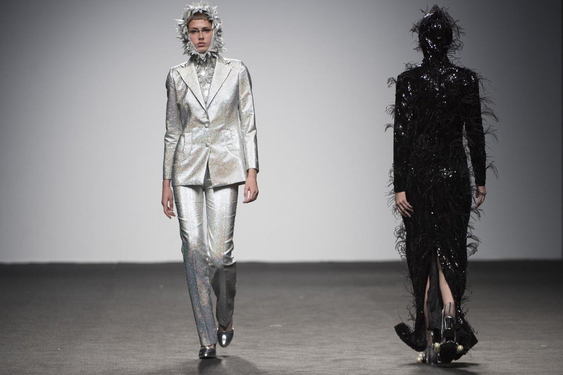 Comienza su presentación con mucho colorido, algo muy propio de ella, y con un estampado lunar en todas sus circunstancias: media luna, lluna llena, eclipse… mezclado con flores y estampado damero en rojo y blanco. Todo color.. 