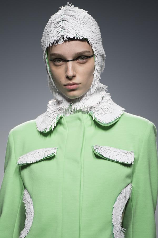 Comienza su presentación con mucho colorido, algo muy propio de ella, y con un estampado lunar en todas sus circunstancias: media luna, lluna llena, eclipse… mezclado con flores y estampado damero en rojo y blanco. Todo color.. 