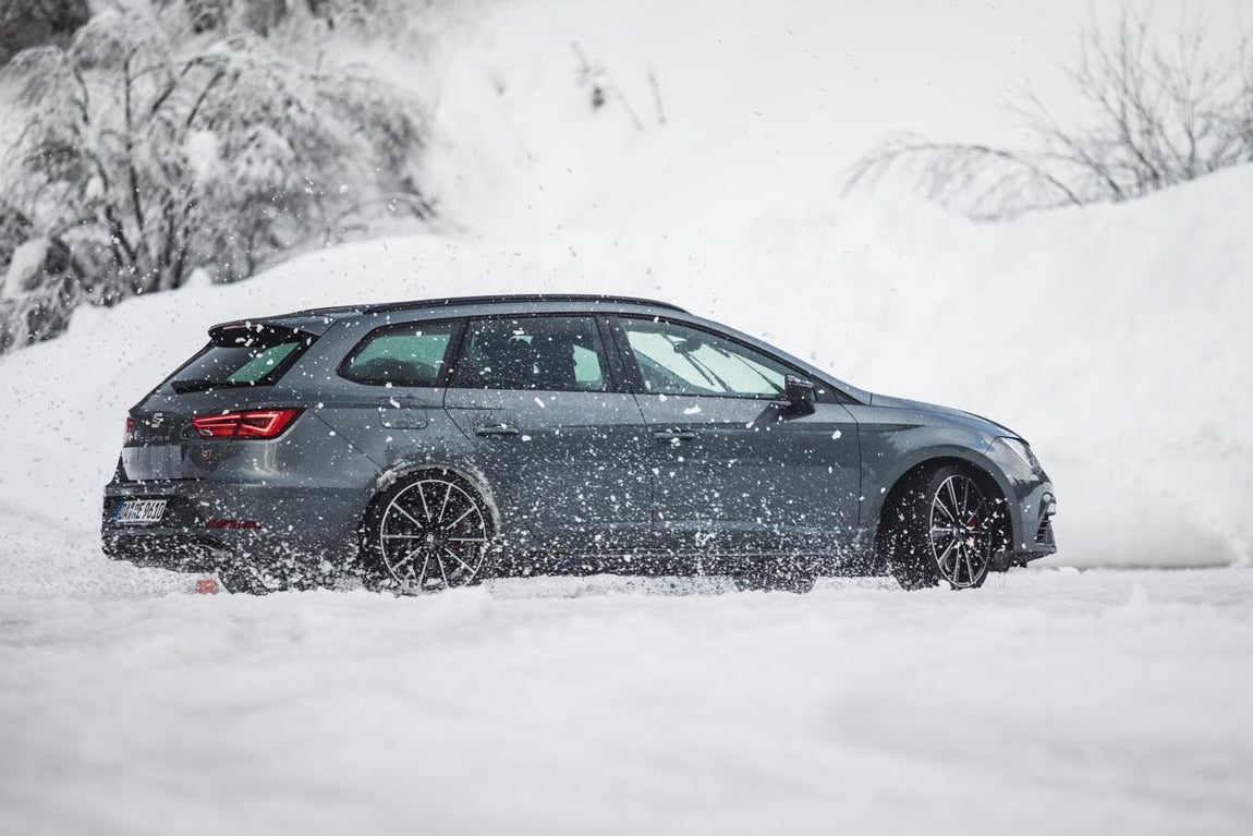 Fotogalería: el Ateca y el León X-Perience y Cupra, a prueba en la nieve