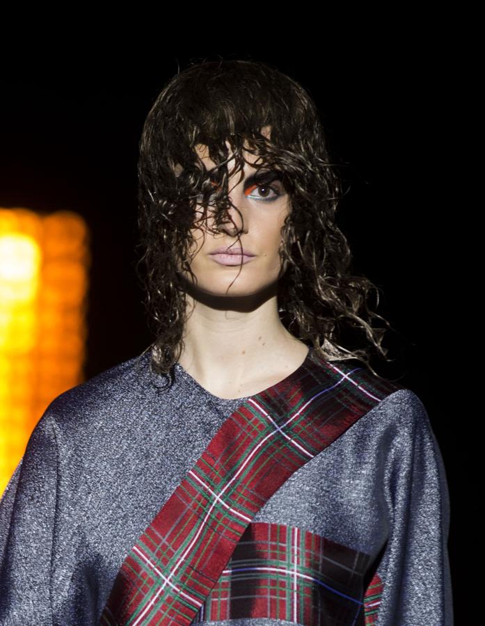 Parte de creaciones de tejidos más livianos, para ir adquiriendo cuerpo y volumen, sin perder su buena sastrería, con chaquetas, abrigos y esmoquin.. 