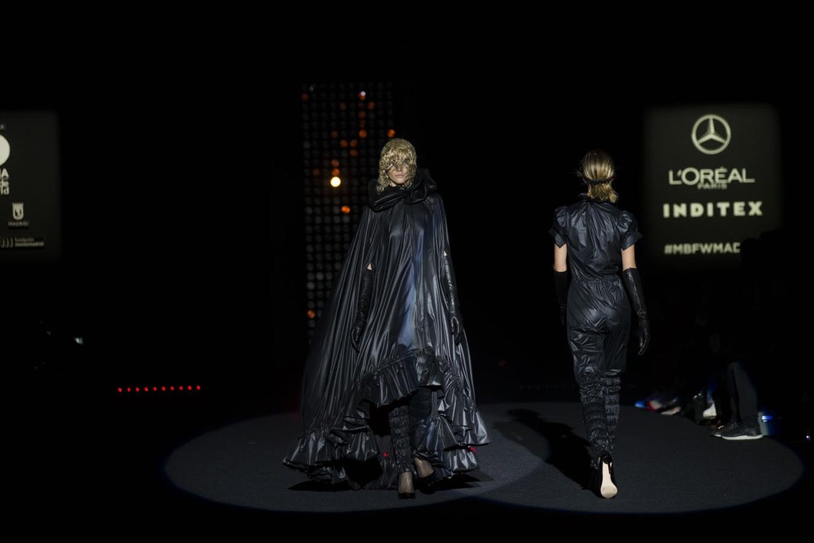 Parte de creaciones de tejidos más livianos, para ir adquiriendo cuerpo y volumen, sin perder su buena sastrería, con chaquetas, abrigos y esmoquin.. 