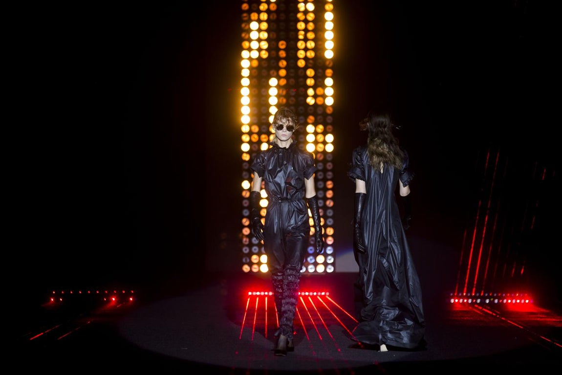 Parte de creaciones de tejidos más livianos, para ir adquiriendo cuerpo y volumen, sin perder su buena sastrería, con chaquetas, abrigos y esmoquin.. 