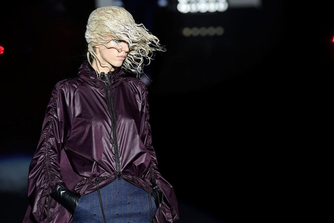 Parte de creaciones de tejidos más livianos, para ir adquiriendo cuerpo y volumen, sin perder su buena sastrería, con chaquetas, abrigos y esmoquin.. 