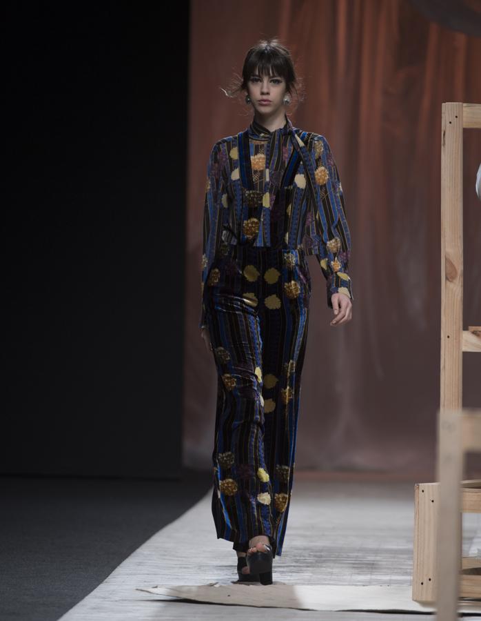 Los hermanos Muñoz han desarrollado una colección en la que a pinceladas y sobre una superficie de terciopelo, han recreado las pinturas y los plisados y los colores tintados del gran maestro Fortuny y Madrazo. 