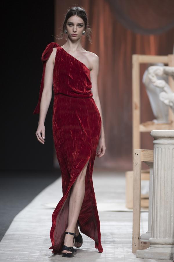 Los hermanos Muñoz han desarrollado una colección en la que a pinceladas y sobre una superficie de terciopelo, han recreado las pinturas y los plisados y los colores tintados del gran maestro Fortuny y Madrazo. 