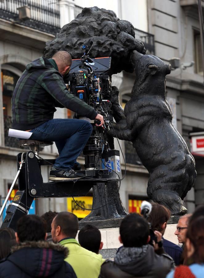 2. «Las brujas de Zugarramurdi». La Puerta del Sol fue el lugar de rodaje de una de las escenas iniciales de la película: el atraco a una tienda de «Compro oro»