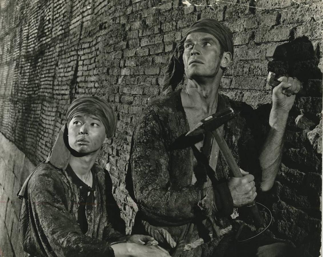 4. «55 días en Pekín» ... pero era Madrid. El actor Charlton Heston, uno de los iconos cinematográficos de los 60, llegó directamente de Hollywood para rodar en Las Rozas de Madrid esta película, de Samuel Bronston.