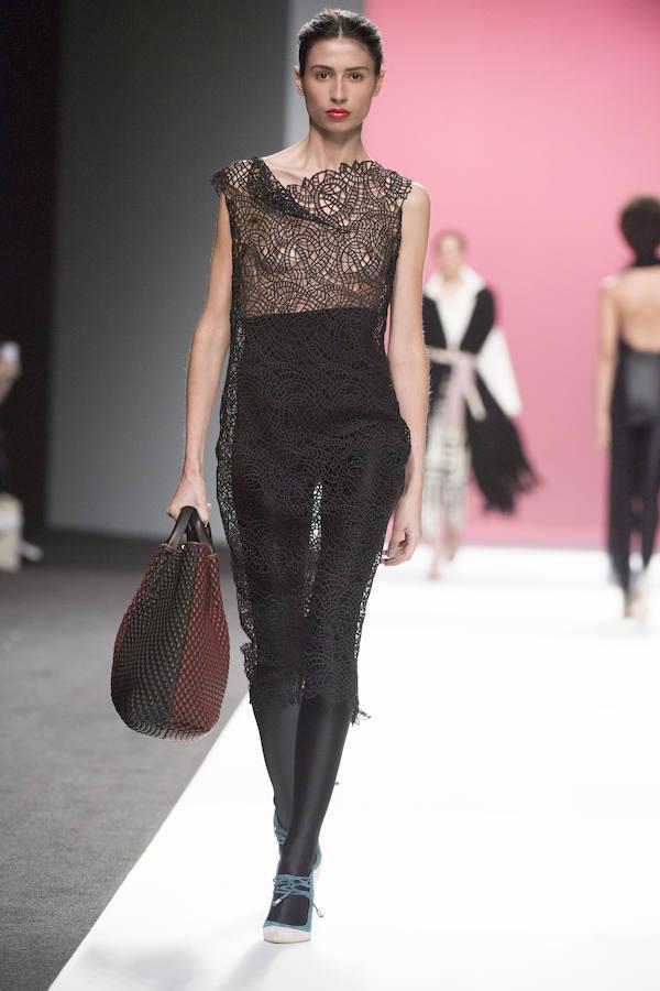 Su esencia estaba en el alma de todas las prendas, aunque con novedades: la introducción de colores pasteles, la combinación de tejidos hasta resultar un estampado y la utilización de acolchados, en capas. 