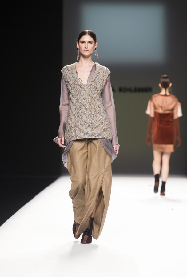 Las líneas siguen simples, minimalistas, pero con una superposición de tejidos que le aportaban atractivo. 