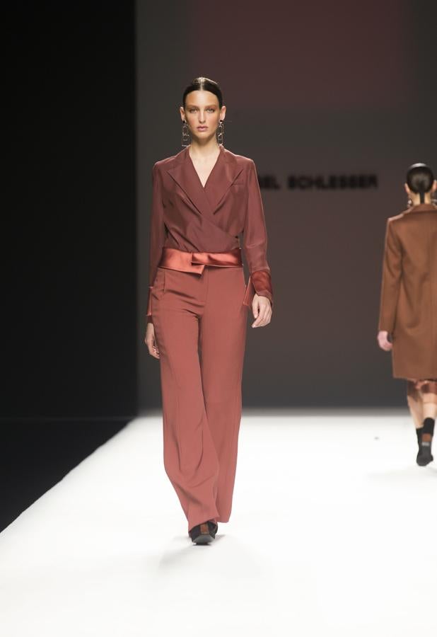 Las líneas siguen simples, minimalistas, pero con una superposición de tejidos que le aportaban atractivo. 