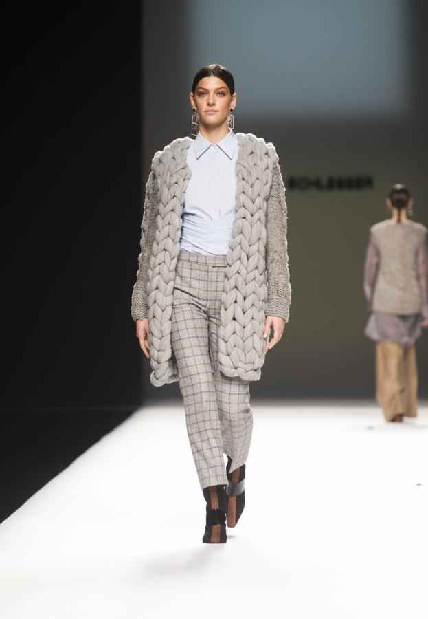 Las líneas siguen simples, minimalistas, pero con una superposición de tejidos que le aportaban atractivo. 