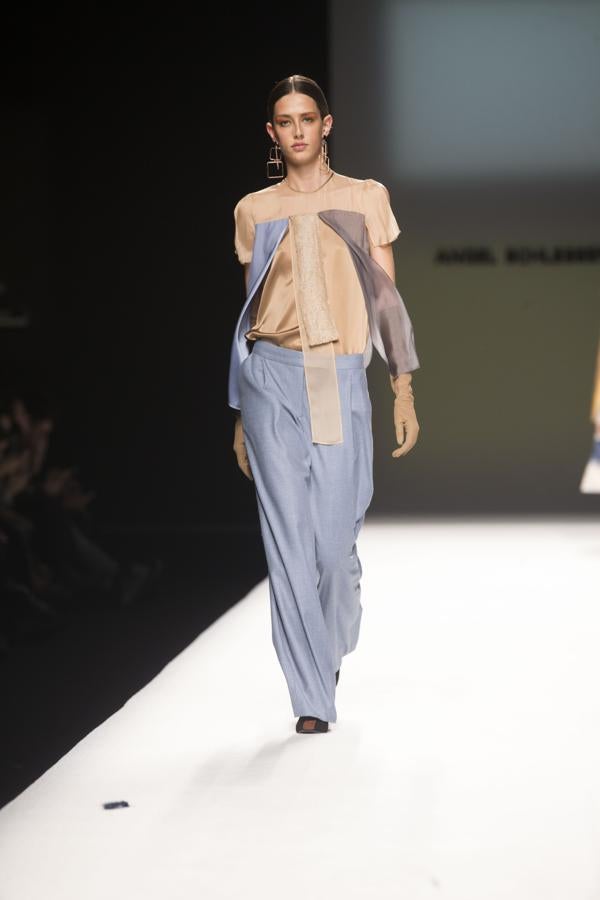 Las líneas siguen simples, minimalistas, pero con una superposición de tejidos que le aportaban atractivo. 