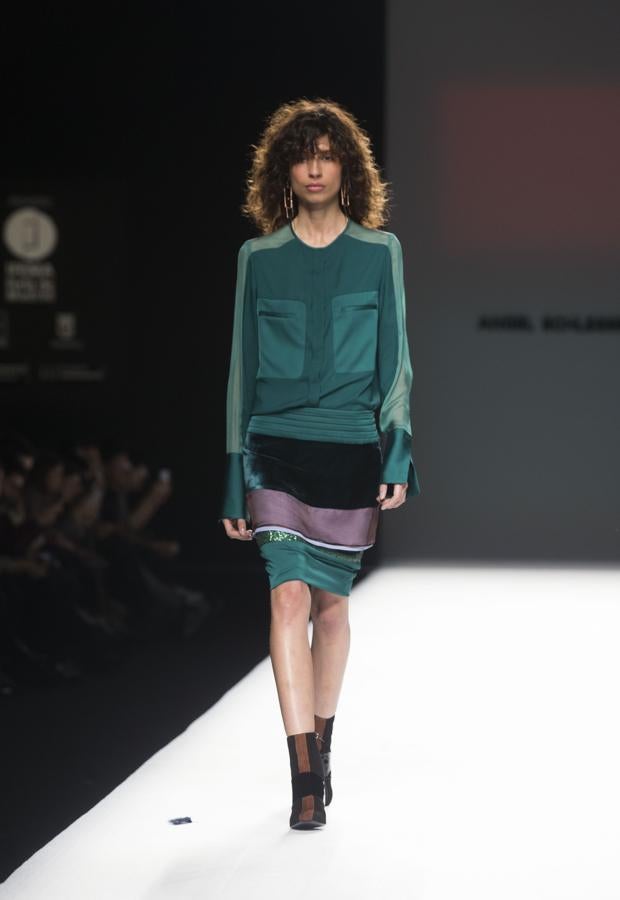 Las líneas siguen simples, minimalistas, pero con una superposición de tejidos que le aportaban atractivo. 