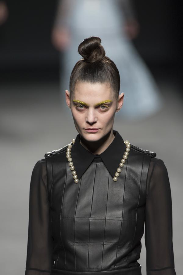 En este desfile se han podido ver varias influencias por parte de la diseñadora, que también ha querido incluir el cuero. 