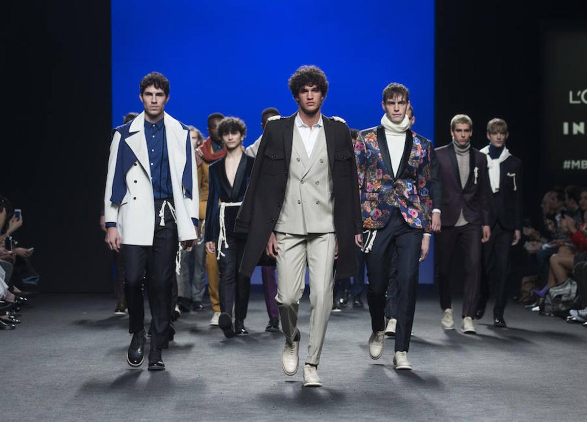 En esta, su segunda colección en la pasarela madrileña, de 32 salidas, ha propuesto un esmoquin de día y la seda con lurex combinados con abrigo de chenilla en lanas puras para la noche. 