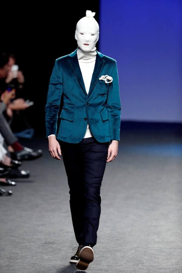 En esta, su segunda colección en la pasarela madrileña, de 32 salidas, ha propuesto un esmoquin de día y la seda con lurex combinados con abrigo de chenilla en lanas puras para la noche. 