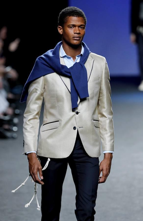 En esta, su segunda colección en la pasarela madrileña, de 32 salidas, ha propuesto un esmoquin de día y la seda con lurex combinados con abrigo de chenilla en lanas puras para la noche. 