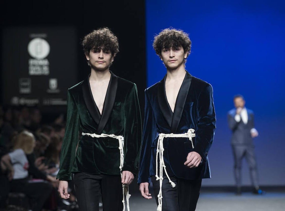 En esta, su segunda colección en la pasarela madrileña, de 32 salidas, ha propuesto un esmoquin de día y la seda con lurex combinados con abrigo de chenilla en lanas puras para la noche. 